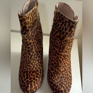 Vince Camuto LEOPARD CALF HAIR 

Booti Wedge Heel
Used in good condition 
Size 7